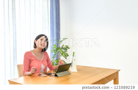 Young woman taking an online makeup class 121089219