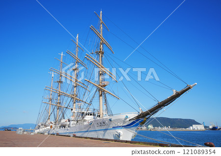 The sailing ship Kaiwomaru anchored in Takamatsu Port 121089354