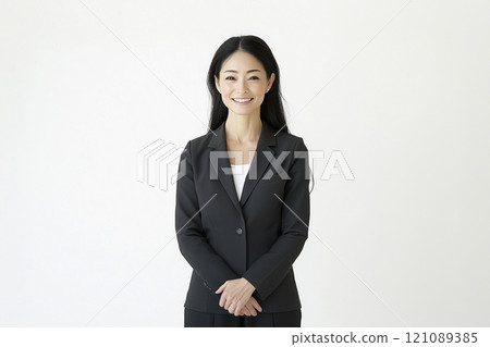 AI 生成的圖像：白色背景中年黑髮女性的上半身肖像 121089385