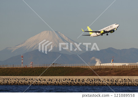 Airplane taking off from Haneda Airport D runway 121089558