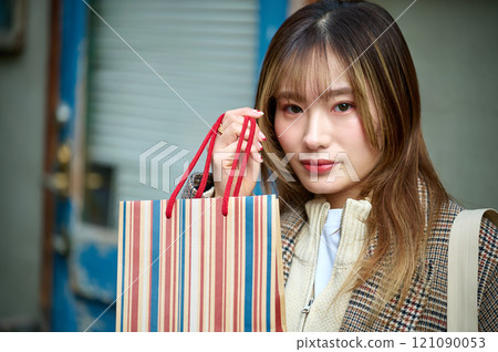 Woman in winter clothes with shopping bag Woman in winter clothes with shopping bag 121090053