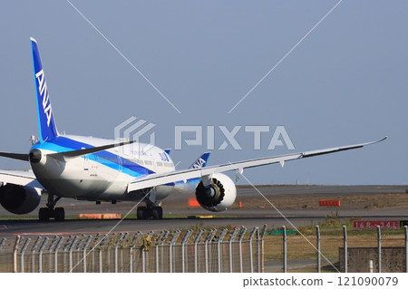 一架客機駛向跑道的出發影像 121090079
