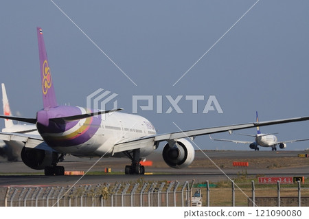 Passenger plane heading to the runway Departure image Thai Airways International 121090080