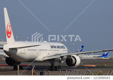 一架客機駛向跑道的出發影像 一架客機駛向跑道的出發影像 121090081