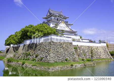 在內護城河閃閃發光的美麗岸和田城天守閣(大阪府岸和田市) 在內護城河閃閃發光的美麗岸和田城天守閣(大阪府岸和田市) 121090340