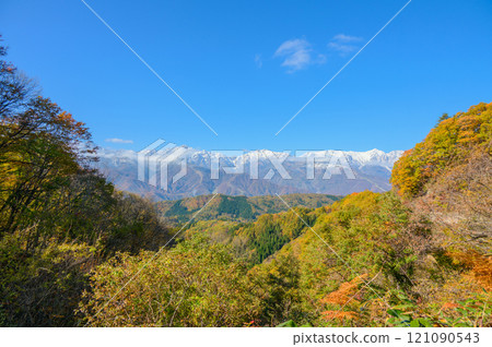 【白馬三段紅葉】從白澤嶺展望台眺望歌手山連峰【白澤洞窟】 121090543