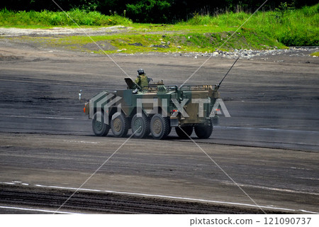 中部日本陸上自衛隊富士學校紀念活動 96式輪式裝甲車向前線運送士兵 靜岡縣小山町 121090737