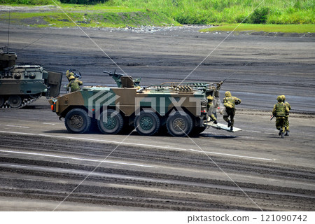中部/陸上自衛隊/富士學校紀念活動/清除附近敵軍後返回96式裝甲車/靜岡縣小山町（2） 121090742