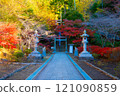 Autumn leaves and the entrance to Kenchoji Temple Hansobo 121090859