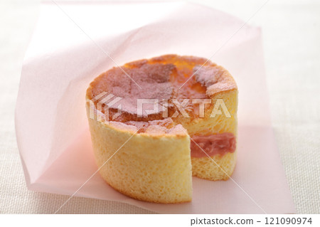 盤子裡的紙杯蛋糕 盤子裡的紙杯蛋糕 121090974