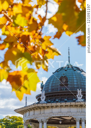 鶴舞公園的音樂廳，梧桐樹泛黃（愛知縣名古屋市） 121091197