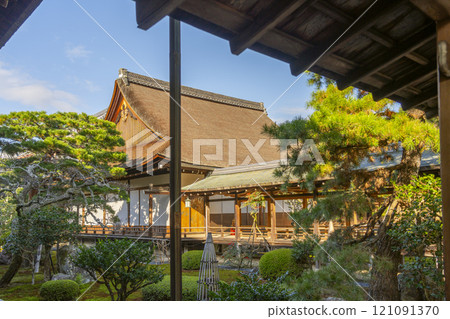 Autumn in Kyoto: Daikakuji Temple: Murasame Corridor and Main Bedroom 121091370