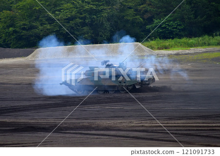 中部/日本陸上自衛隊/富士學校紀念活動/10式坦克在行駛中向敵方坦克開火/靜岡縣小山町（2） 121091733