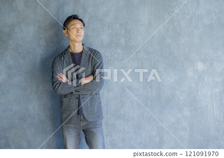 辦公室休閒服的年輕人 辦公室休閒服的年輕人 121091970