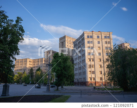 [Ukraine] The exterior of Kharkiv University and street trees illuminated by the setting sun at dusk 121092071