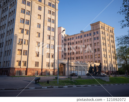 【烏克蘭】哈爾科夫大學的外觀和午後陽光照射下的行道樹 121092072