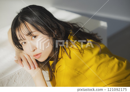 年輕女子的美麗肖像 121092175