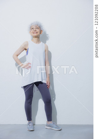 運動裝的高級女性 運動裝的高級女性 121092208