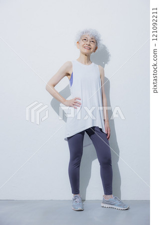 運動裝的高級女性 121092211