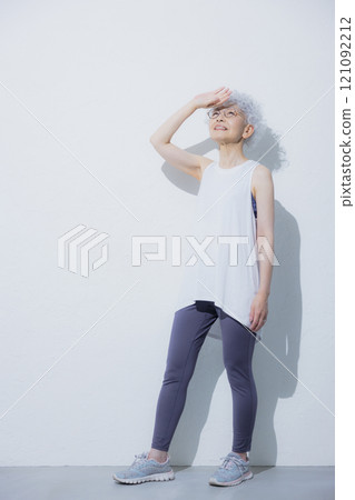 運動裝的高級女性 121092212