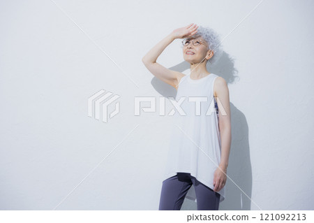 運動裝的高級女性 121092213