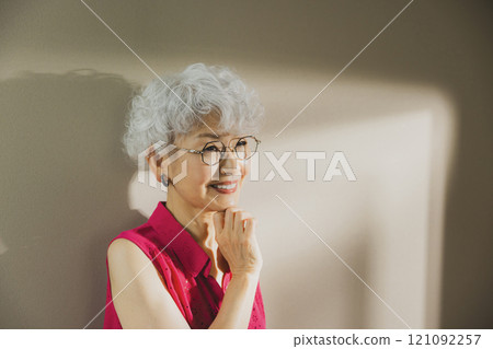Silver-haired woman Silver-haired woman 121092257