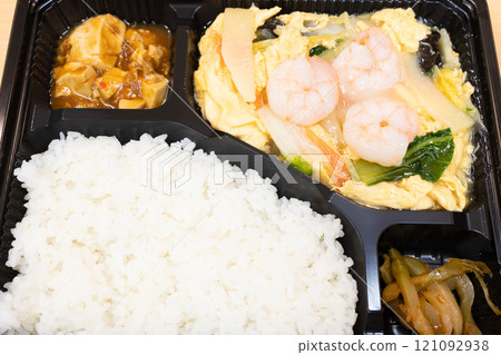 美味的蝦仁雞蛋炒中式便當 美味的蝦仁雞蛋炒中式便當 121092938
