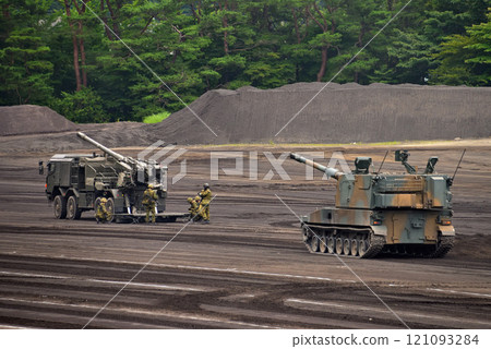 中部日本陸上自衛隊富士學校紀念活動19式155公厘榴彈砲和99式155公厘榴彈砲靜岡縣小山鎮 121093284