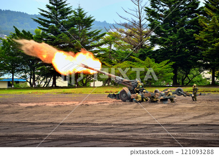 中部日本陸上自衛隊富士校紀念活動155公厘榴彈砲FH70，強力轟炸靜岡縣小山町的瞬間 121093288