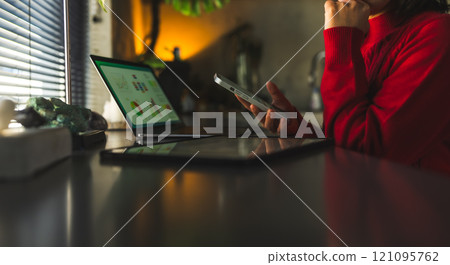 在工作室拍攝的肖像集 121095762
