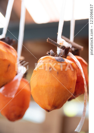 Making hanging persimmons 121096637