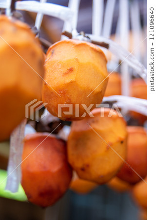 Making hanging persimmons 121096640