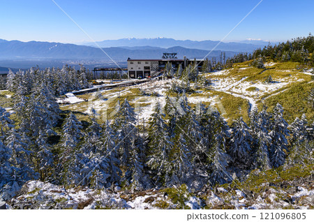 Kitayokodake in winter, the courtyard garden and the summit station of the Kitayatsugatake Ropeway 121096805
