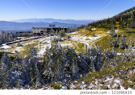 Kitayokodake in winter, the courtyard garden and the summit station of the Kitayatsugatake Ropeway 121096810