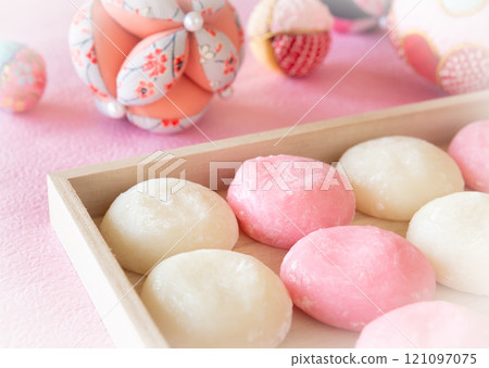 Red and white mochi celebration rice cake Red and white mochi celebration rice cake 121097075