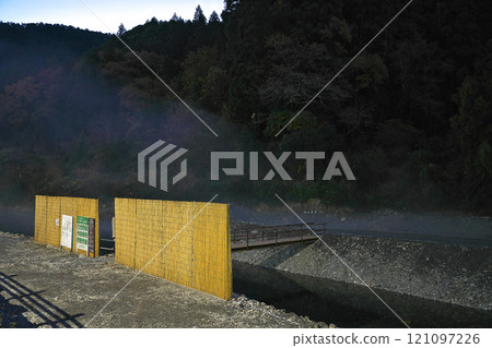 [Kawayu Onsen (Sennin-buro) (early morning)] Kawayu, Hongu-cho, Tanabe City, Wakayama Prefecture 121097226