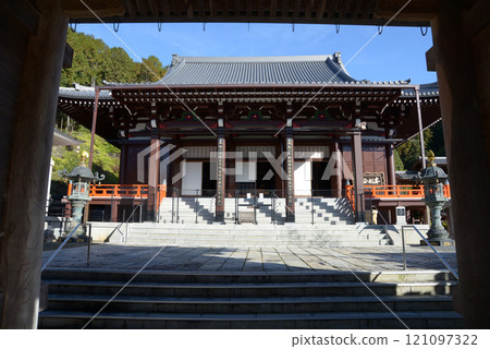 從京都市山科區二天門看到的本國寺大雄寶殿 121097322