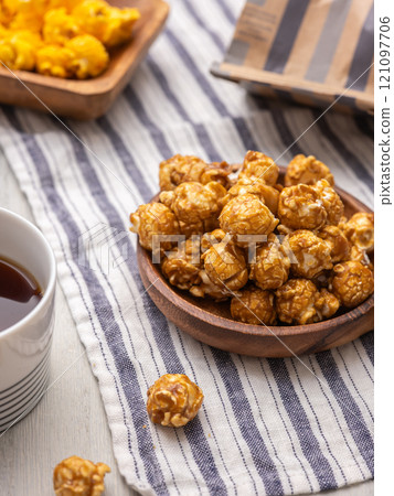 盤子裡的焦糖爆米花 121097706