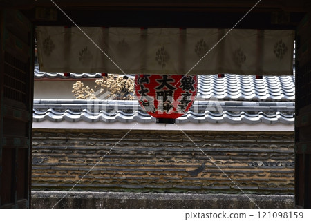 雨場的紅燈籠與土牆 121098159