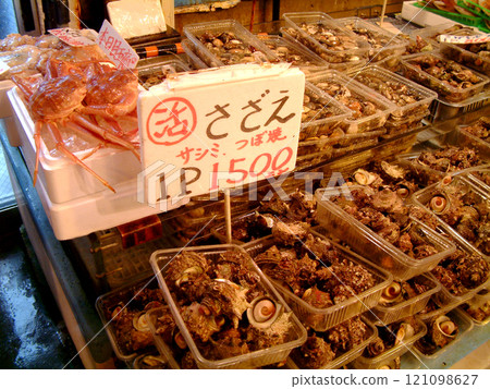 冬季市場上的生海鮮/鮮魚市場上排列著的海鮮、頭巾 冬季市場上的生海鮮/鮮魚市場上排列著的海鮮、頭巾 121098627