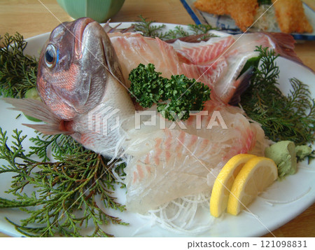 Plate of red sea bream sashimi, Japanese kaiseki cuisine, red sea bream sashimi, a la carte dish 121098831
