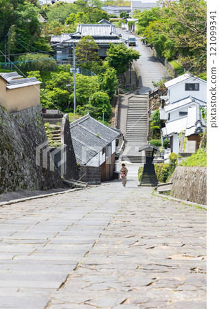 一個女人走上醋店的斜坡 121099341
