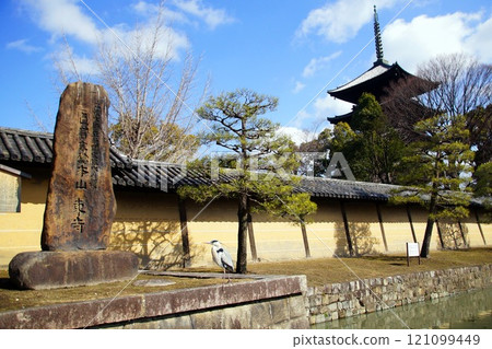 京都府東寺、寺名碑及五層寶塔（國寶）京都市南區九條町 2022 年 2 月 121099449