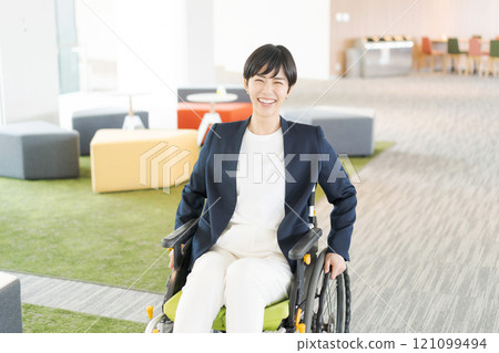 工作女性輪椅使用者 121099494