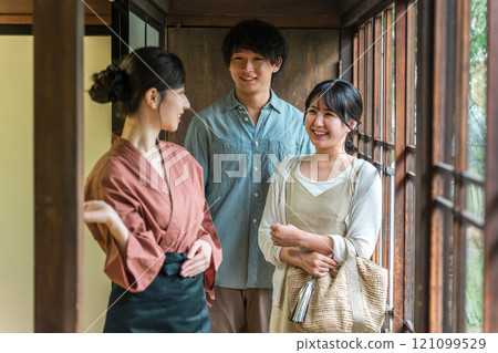 Nakaisan and proprietresses who serve tourists at long-established hot spring inns, luxury inns, and temple lodgings 121099529