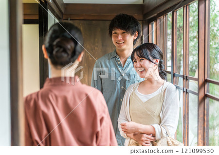 在老字號溫泉旅館、高級旅館、住宿設施中為遊客提供服務的中井女士和女房東。 在老字號溫泉旅館、高級旅館、住宿設施中為遊客提供服務的中井女士和女房東。 121099530