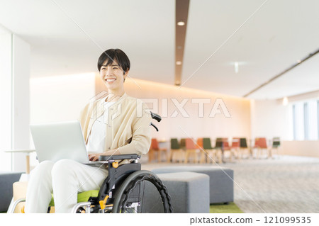 工作女性輪椅使用者 121099535