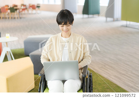 坐輪椅的職業婦女 121099572
