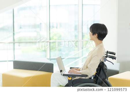 坐輪椅的職業婦女 121099573