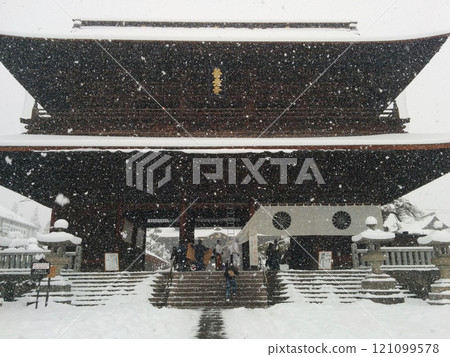 寒雪中的古寺/雪持續下的日本古寺 121099578